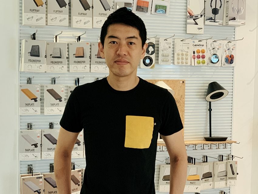 NuAns Tシャツを着用したHossy