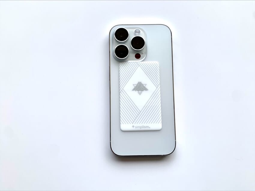 スマ冷えをスマホに貼ってみた様子