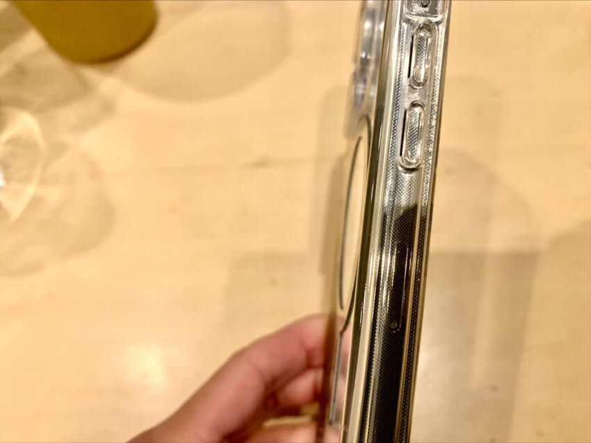 スマ冷えを貼ってケースをはめ、横から見た図