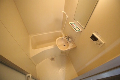 11_bathroom.jpg