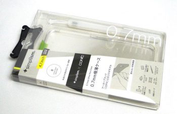 こちらは今日届いた女房のiPhone 6用ケース。やはりトリニティ社製0.7mm極薄ケースでストラップ付を選んだ。私の6 Plus用で具合が良いのは実証済み http://t.co/sI7MzPp4oJ