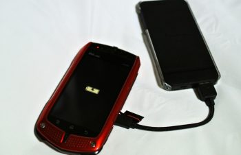 iPhoneケースなど周辺機器をそのまま使える薄型バッテリー「iPhone Shaped Battery」 | iPod Style