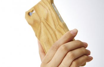 トリニティ、iPhone 6の音質を向上する天然木削り出しケースを発売