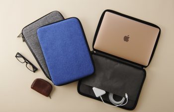 MacBook Air Retina 13インチ／Pro 13インチ対応のSimplismのジッパー式 軽量クッションケース（BookZip）