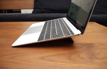 MacBookのキーボードに傾斜をつけるフリップスタンド「Bluelounge Kickflip」はタイピングを快適にしてくれるスンバらしいアイテムだった！
