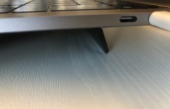 Macに角度付けられる「Bluelounge」ってやつ買ったんだけど、割と良い気がする。角度付くことで排熱もしやすいし、タイピングがやりやすい！