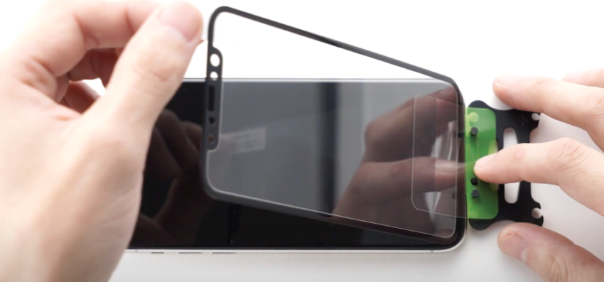 Iphoneのガラスが世界一貼りやすくなるツール トリニティ