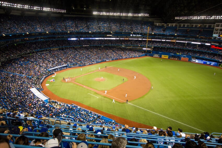 Horizontal-shot-of-crowded-yankee-baseball-stadium-and-players-in-the-field.jpg