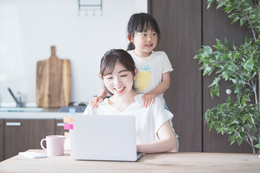 Asian-woman-doing-telework-with-her-daughter.jpg
