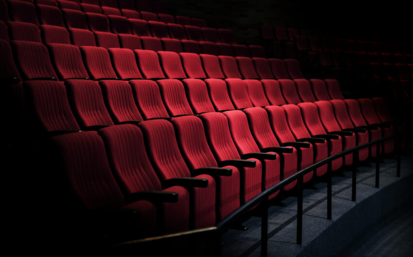Rows-of-red-seats-in-a-theater.jpg