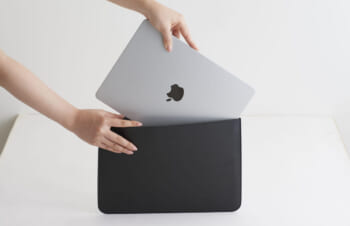 トリニティ、SimplismからMacBook Air (M2) 用スリーブケースを発売。9月下旬から順次出荷予定