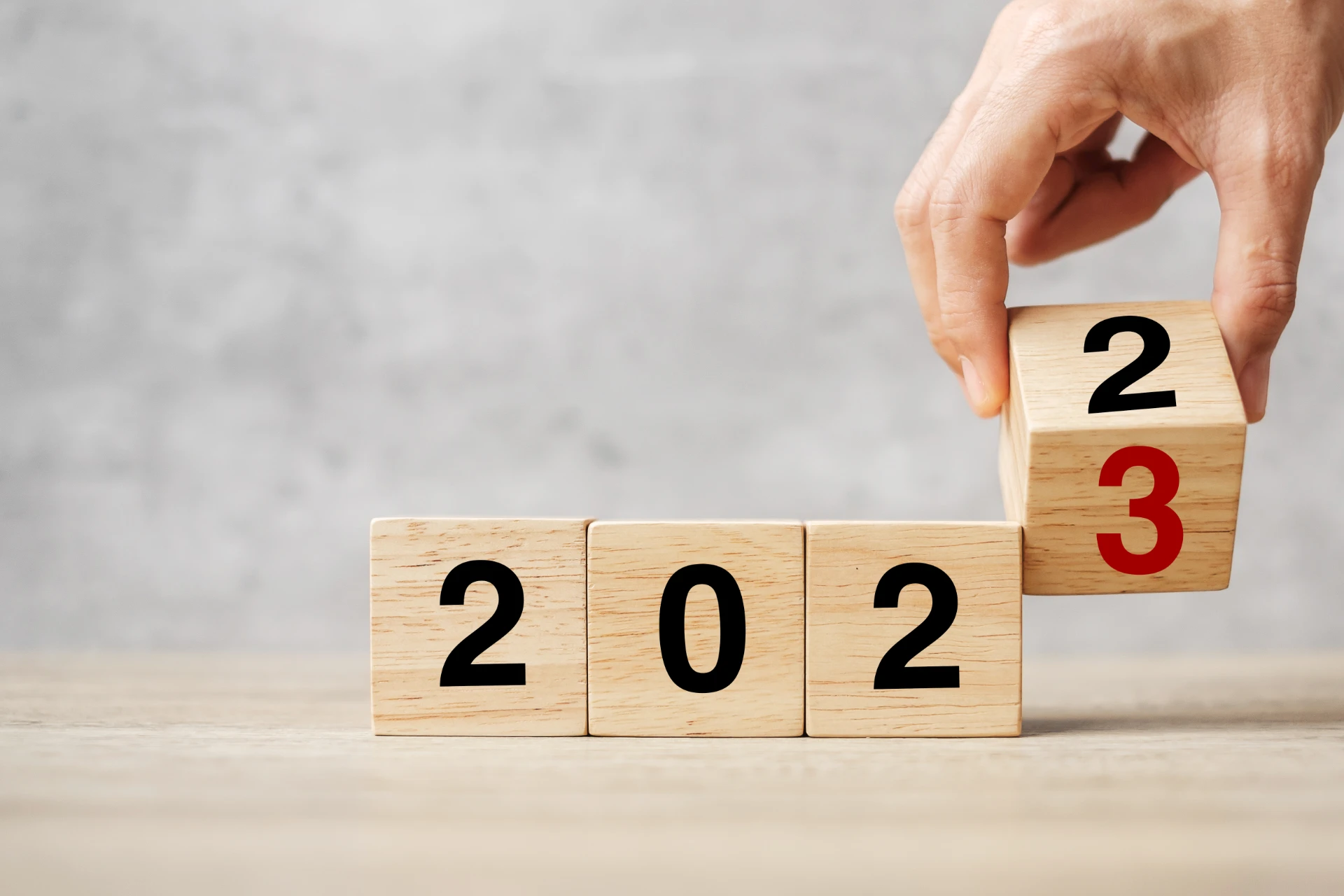 20230503_hand-flipping-block-2022-to-2023-text-on-table-resolution-strategy-plan-goal-motivation-reboot-business-and-new-year-holiday-concepts.webp