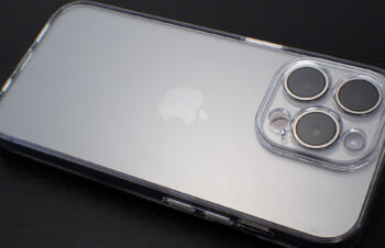 【レビュー】Simplism iPhone 15 Pro [GLASSICA Solid] 超精密設計 背面ガラスケース